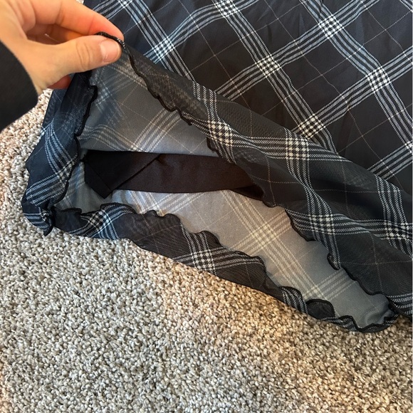 Divided plaid stretchy mesh skirt - Picture 2 of 4